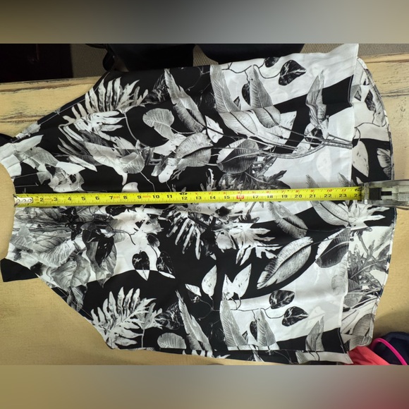 Sioni Black and White Sleeveless Top - Picture 5 of 6